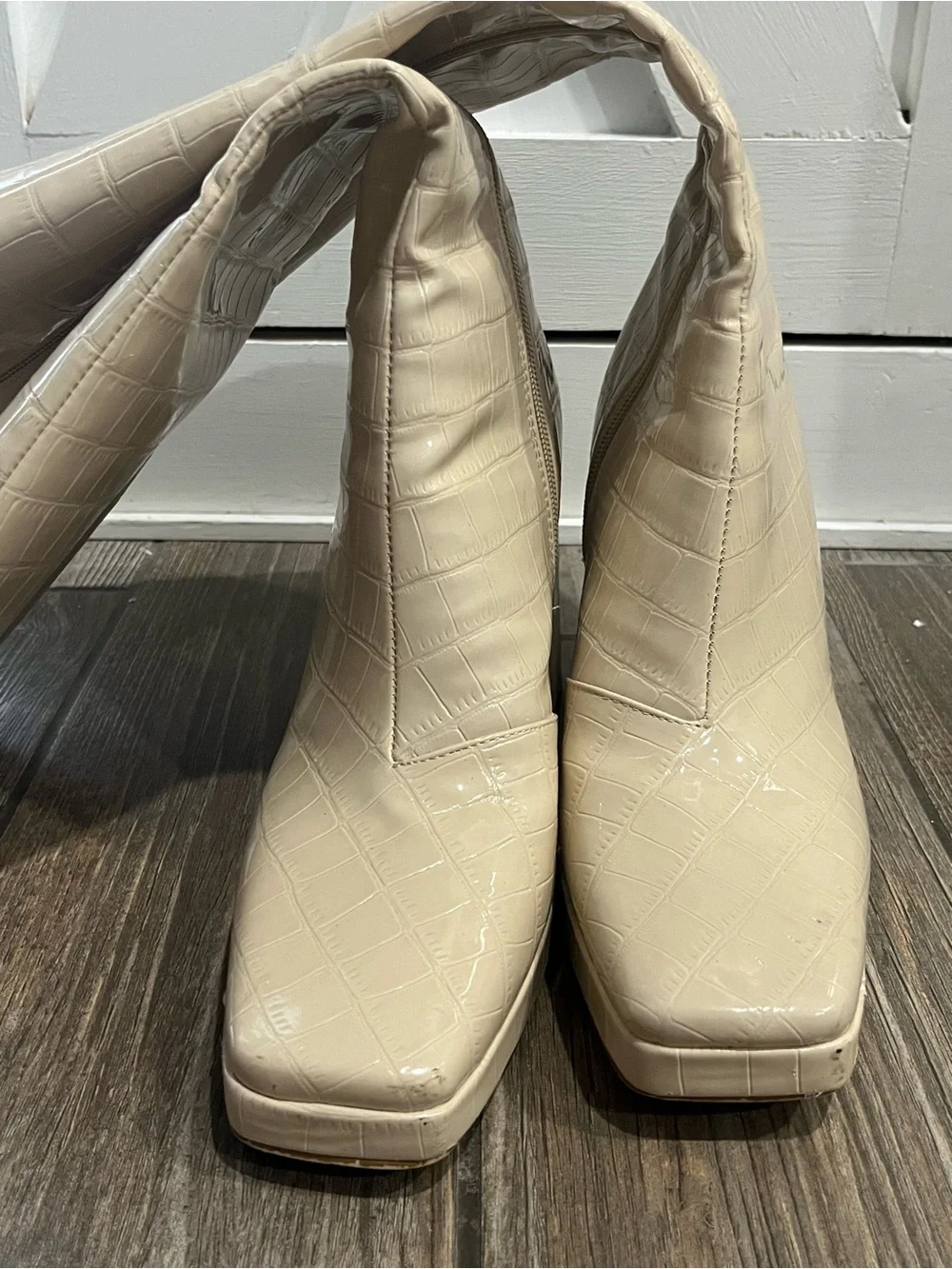 N/A stylish cream